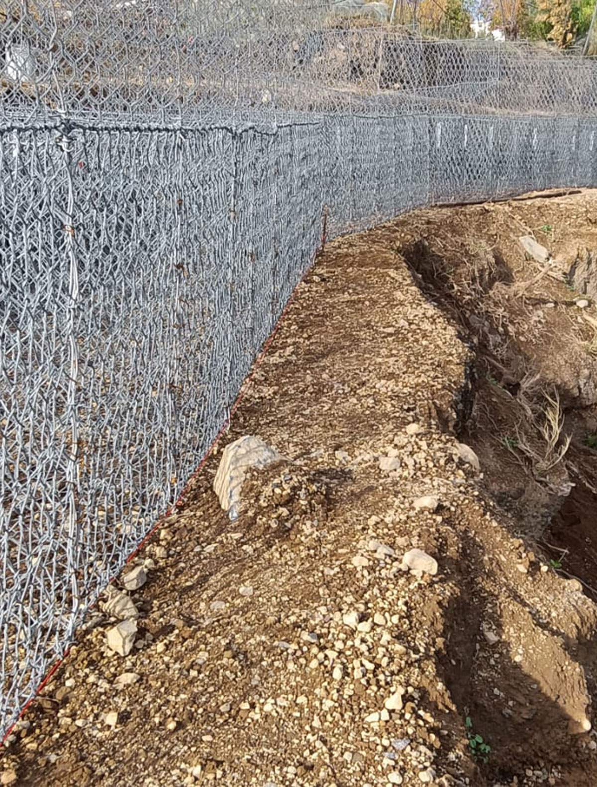 Consolidamento costone tufaceo - gabbioni verdi chiodati - struttura metallica ad “H” - geocomposito metallico SteelGrid HR 50 PLS - Maccaferri Sicilia